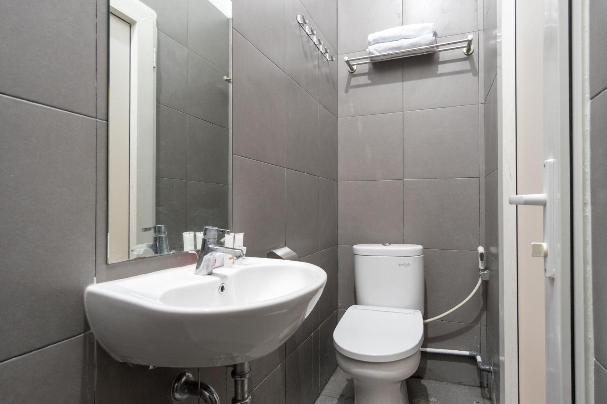 Super Oyo 839 Royal Guest House Medan Bagian luar foto